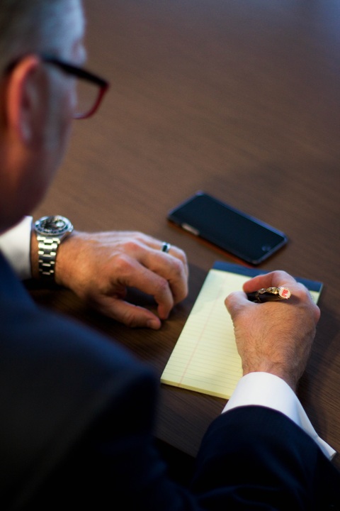 desk-writing-hand-man-working-blue-599557-pxhere.com